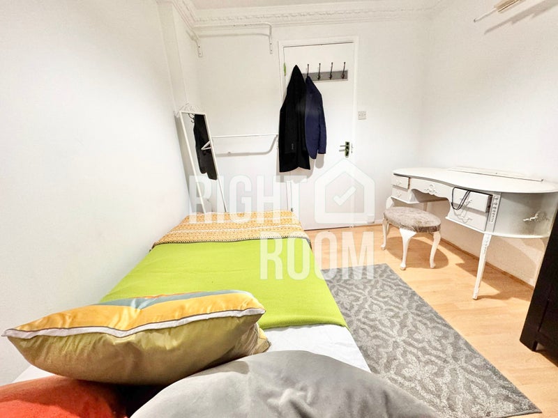 Double room near Newham Way