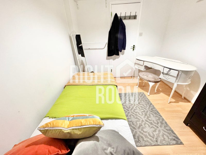 Double room near Newham Way