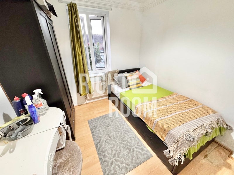 Double room near Newham Way