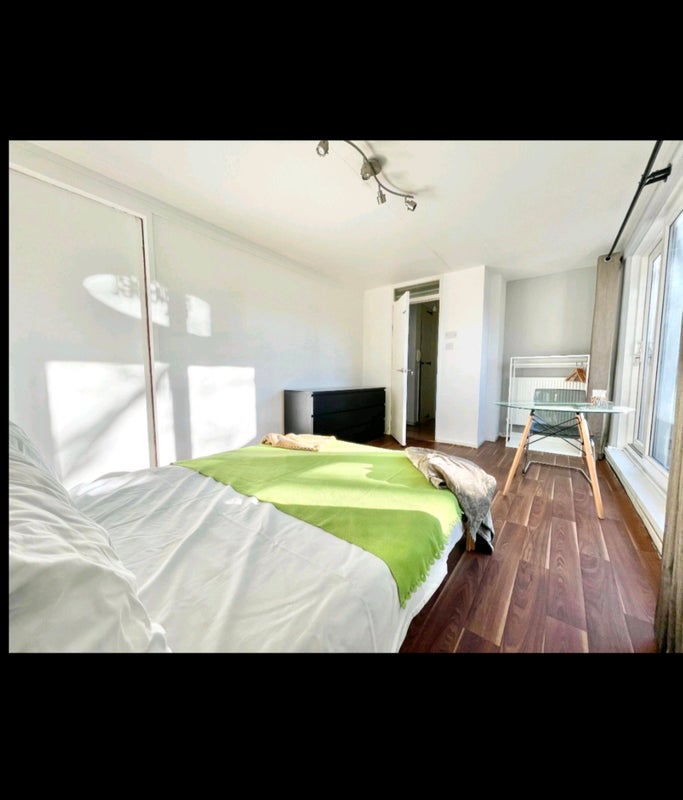 Huge double rooms near Caledonian park