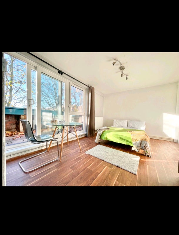 Huge double rooms near Caledonian park