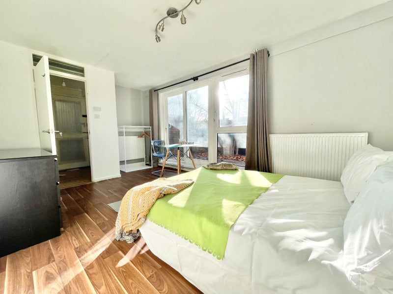 Huge double rooms near Caledonian park