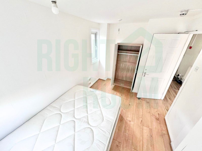 Large Double Room in Tottenham