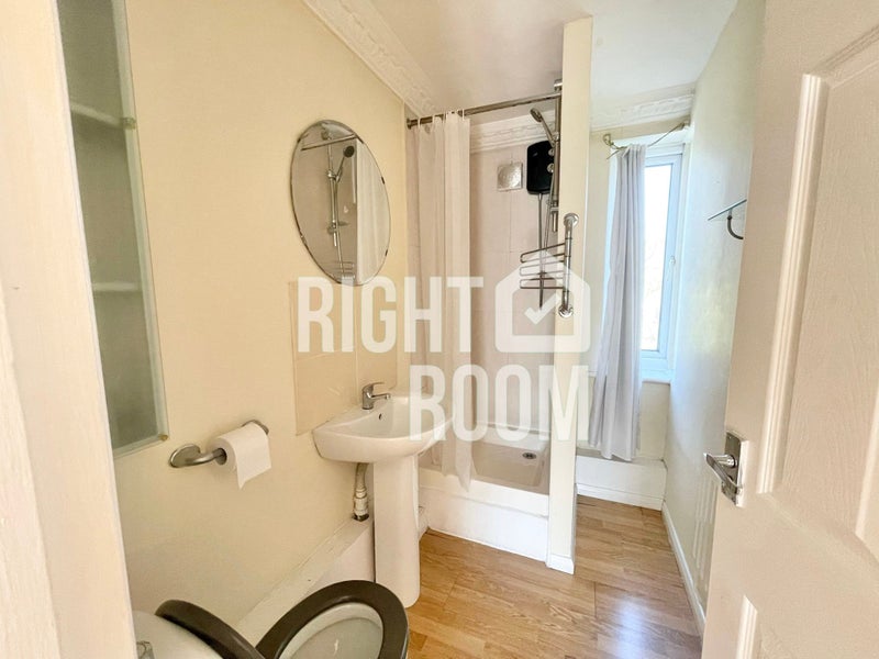 Ensuite Room with Parking 