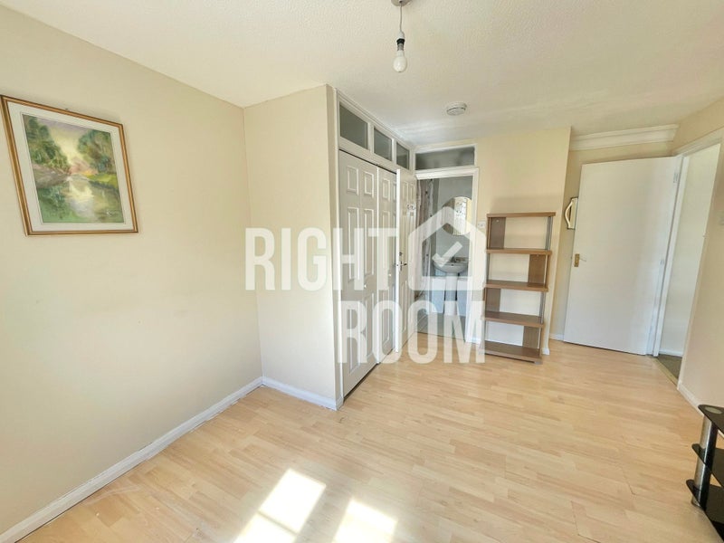 Ensuite Room with Parking 