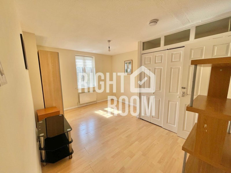 Ensuite Room with Parking 