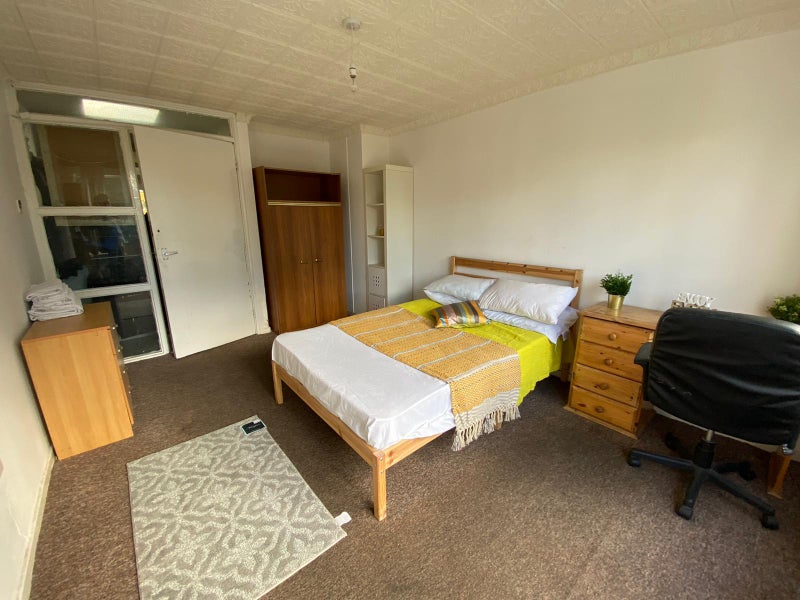 5 Doubles  rooms near Grafton Rd, London