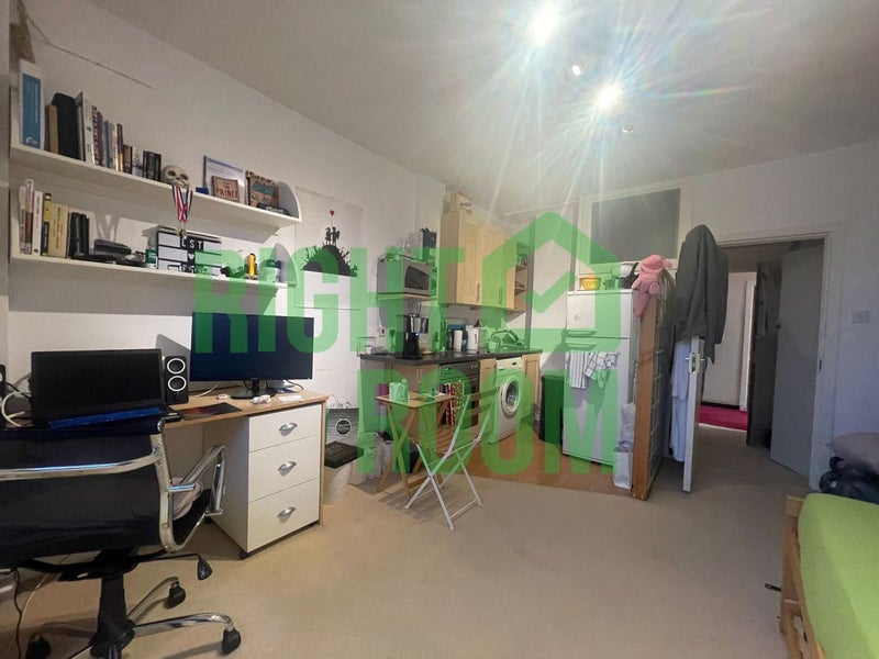 Studio flat near to Russell Square Station