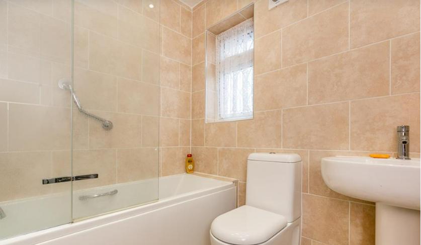 Large double room in East Acton 
