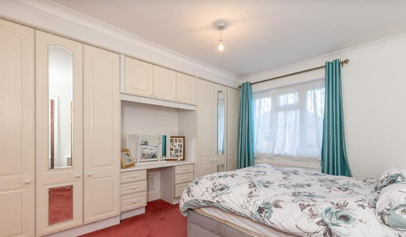 Large double room in East Acton 