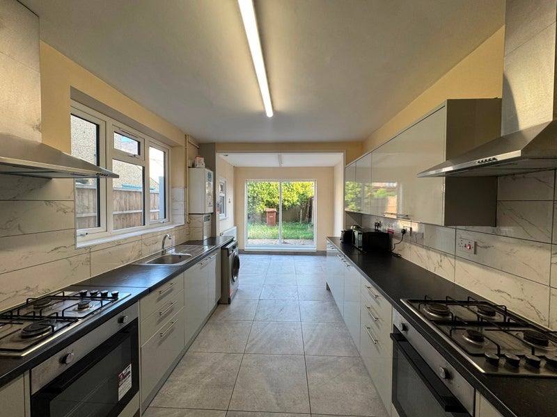 Spacious Double Room in Grays – £850 All Bills Included