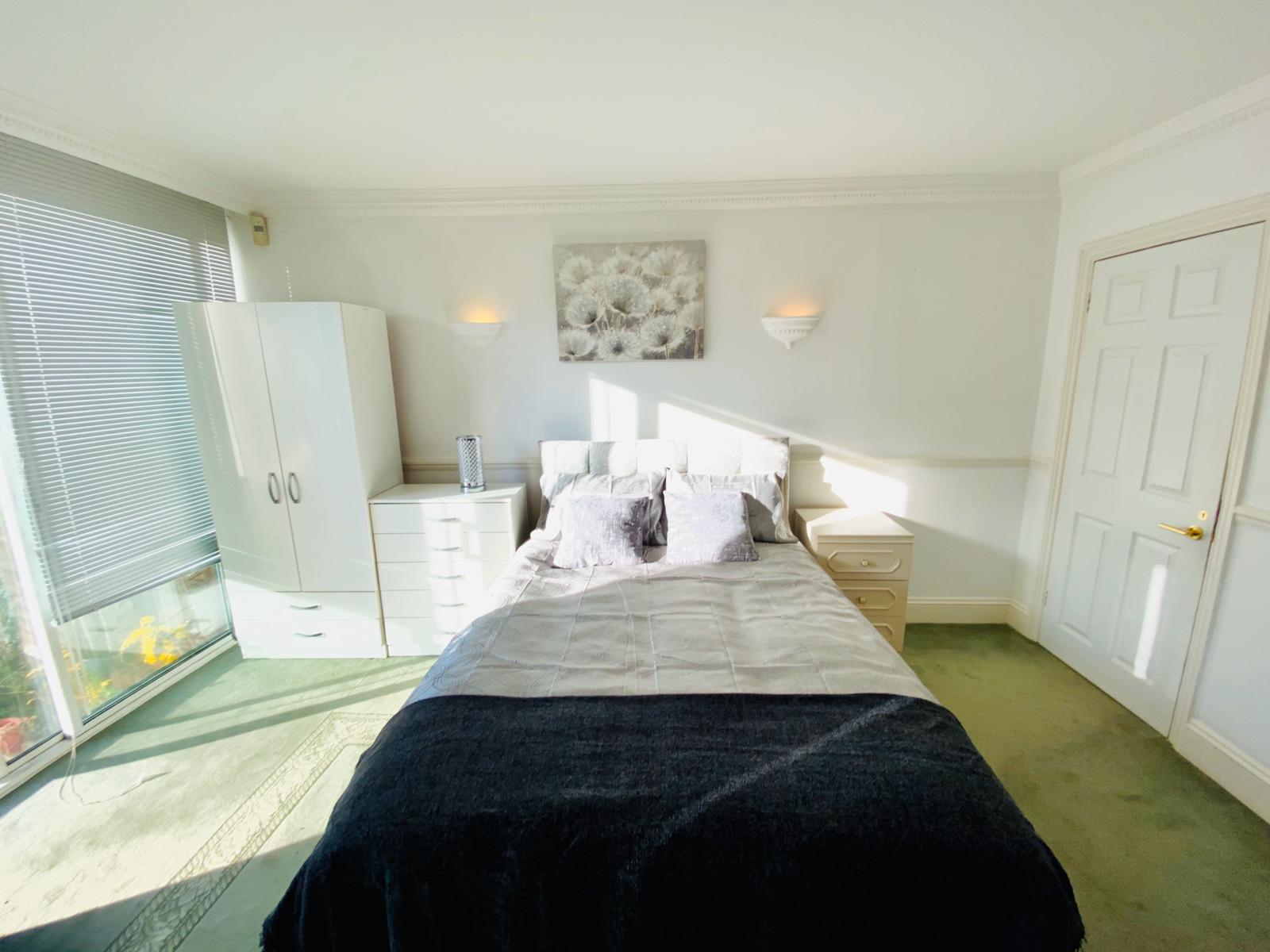 GIANT SIZE BEDROOM AT SURREY QUAYS