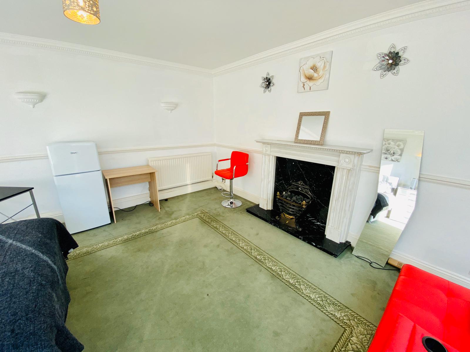 GIANT SIZE BEDROOM AT SURREY QUAYS