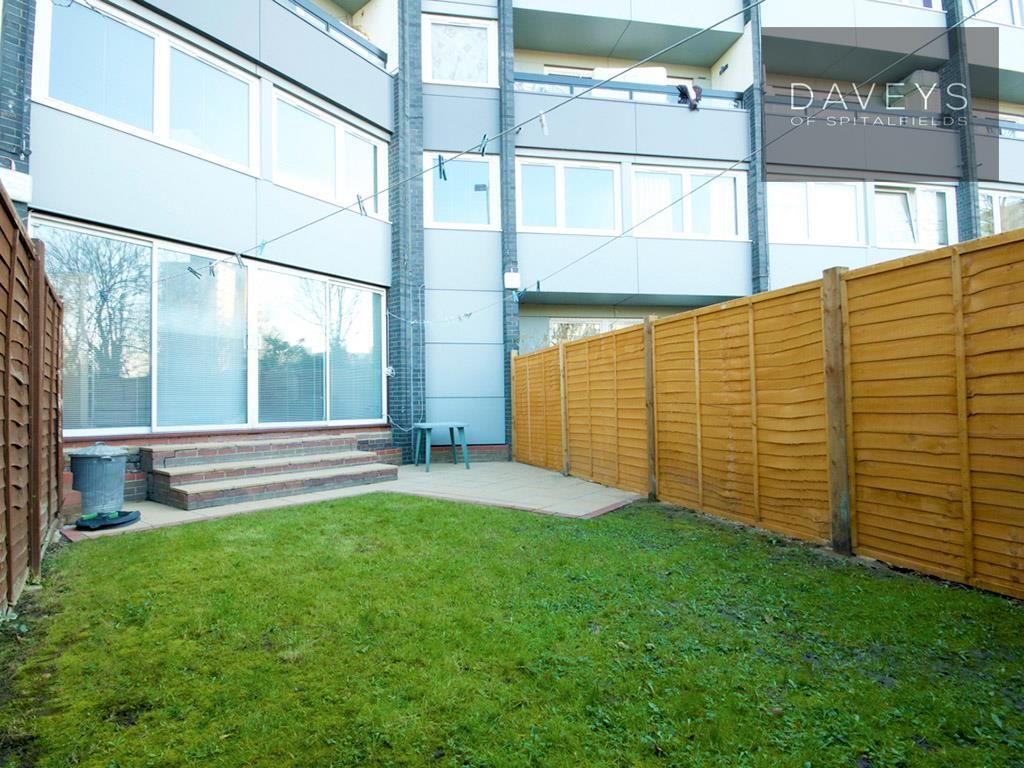 GIANT SIZE BEDROOM AT SURREY QUAYS