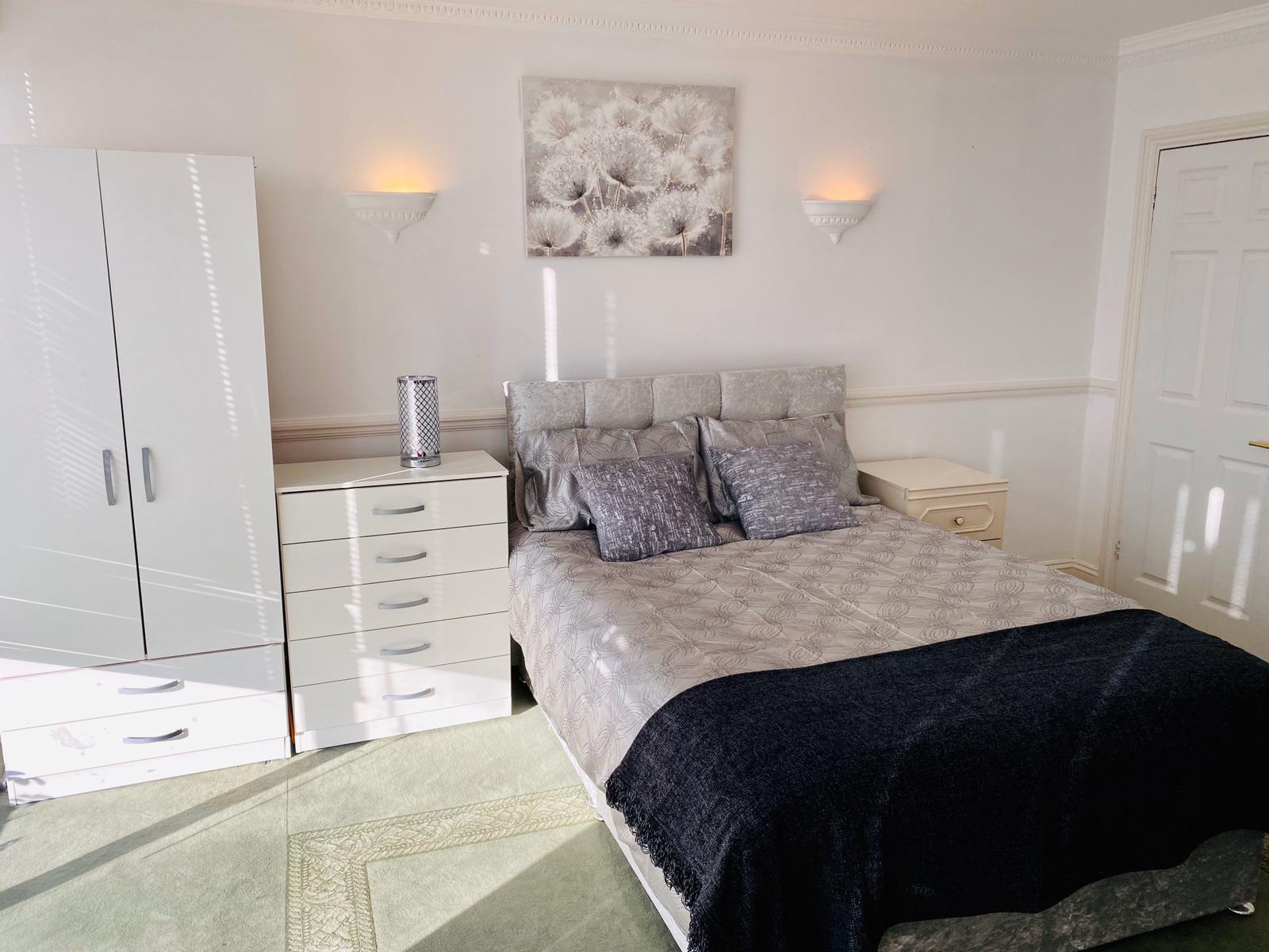 GIANT SIZE BEDROOM AT SURREY QUAYS