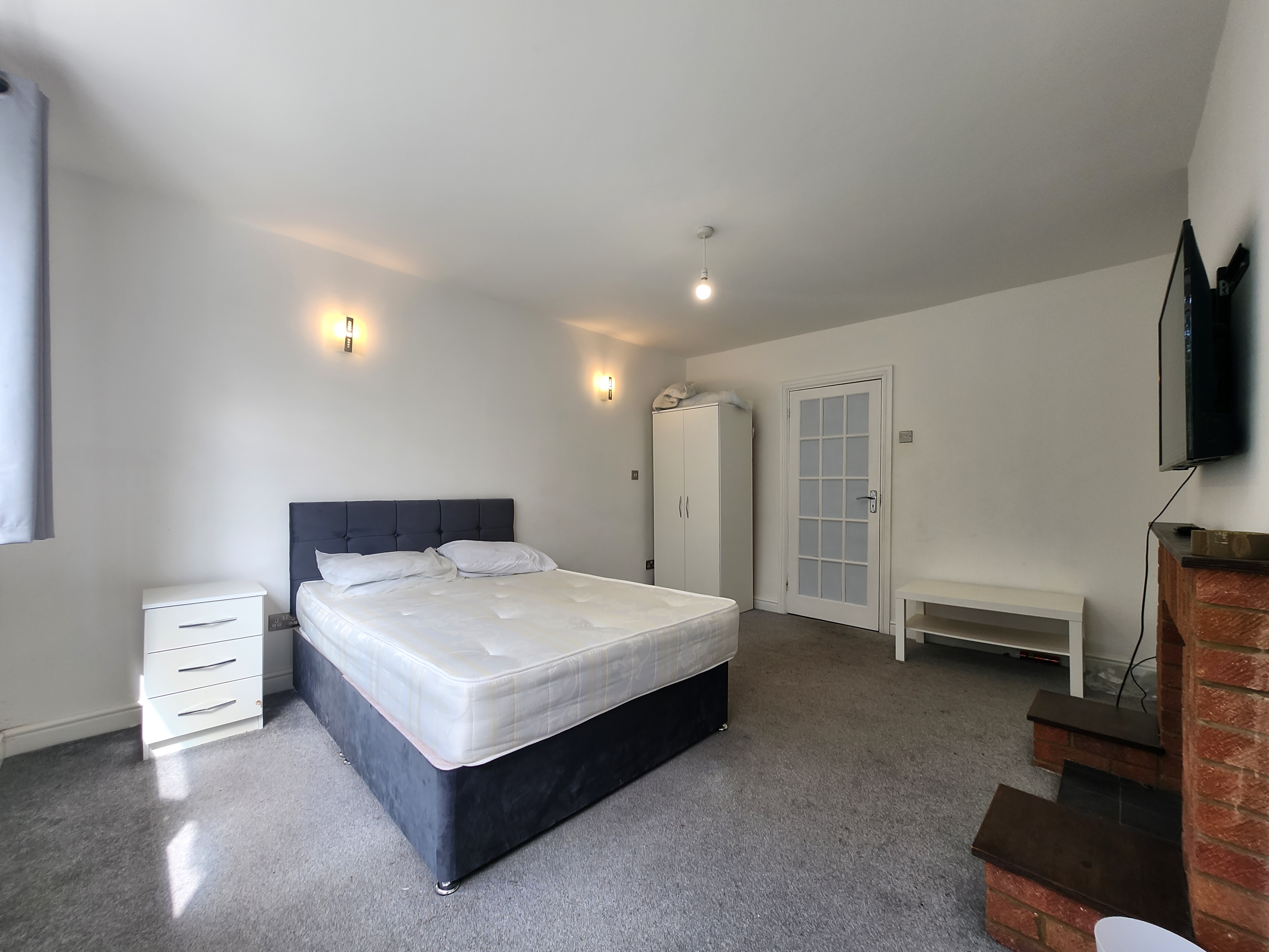 Large Furnished Doubles Modern Flat with Parking