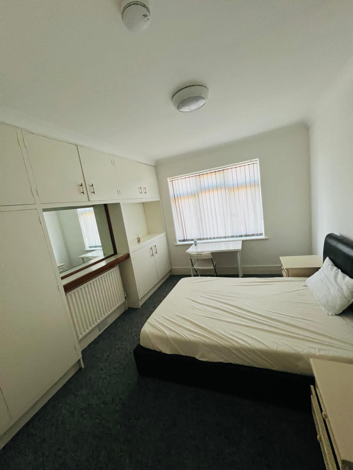 Double room for rent in £760