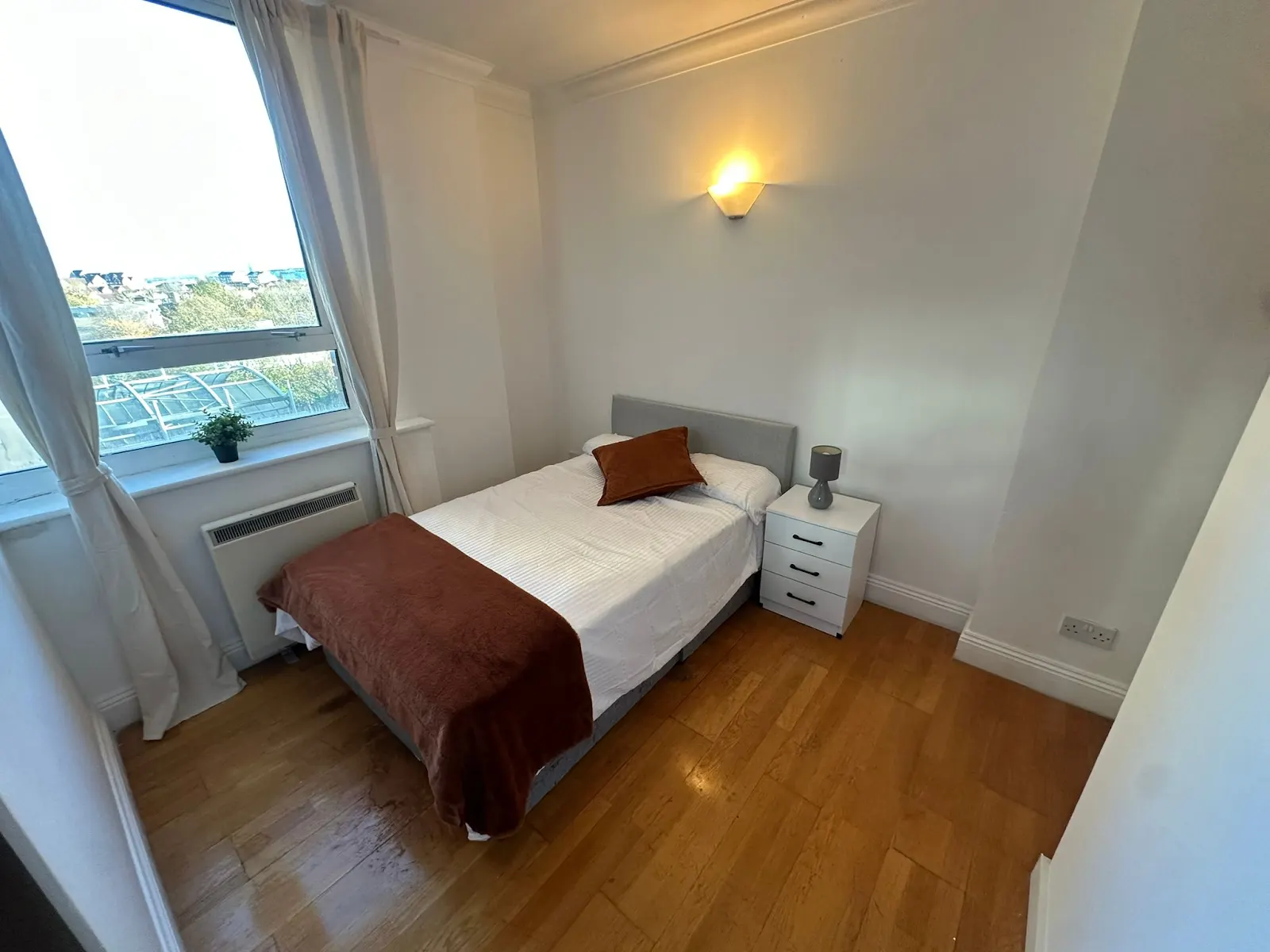3 doubles rooms in Crossharbour