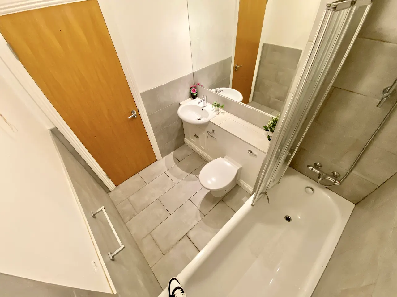 Nice double room in Crossharbour