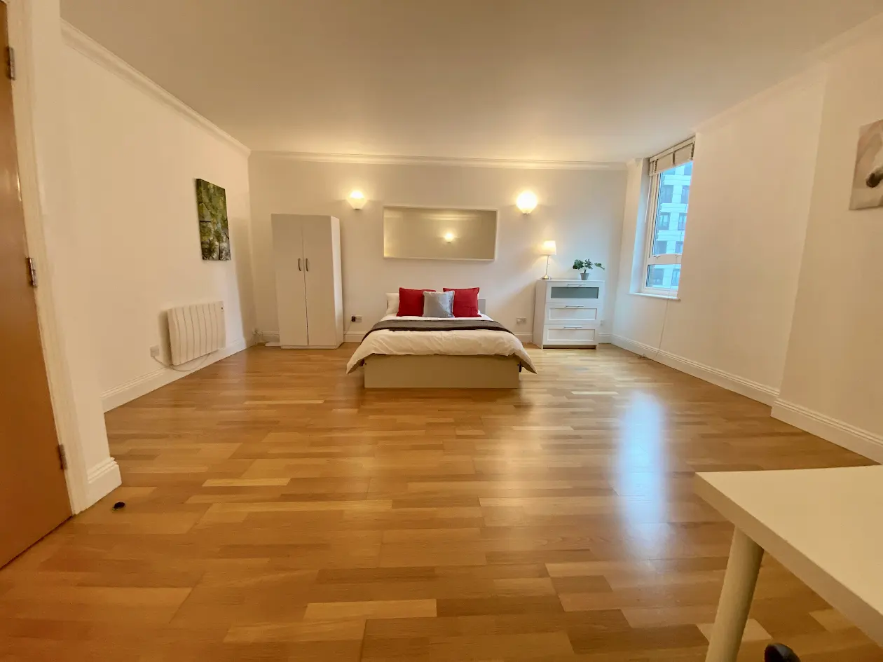 Double room near to Crossharbour