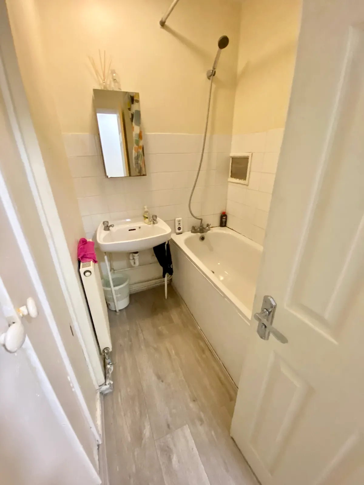 Double room near 46 Ingram House, Daling Way