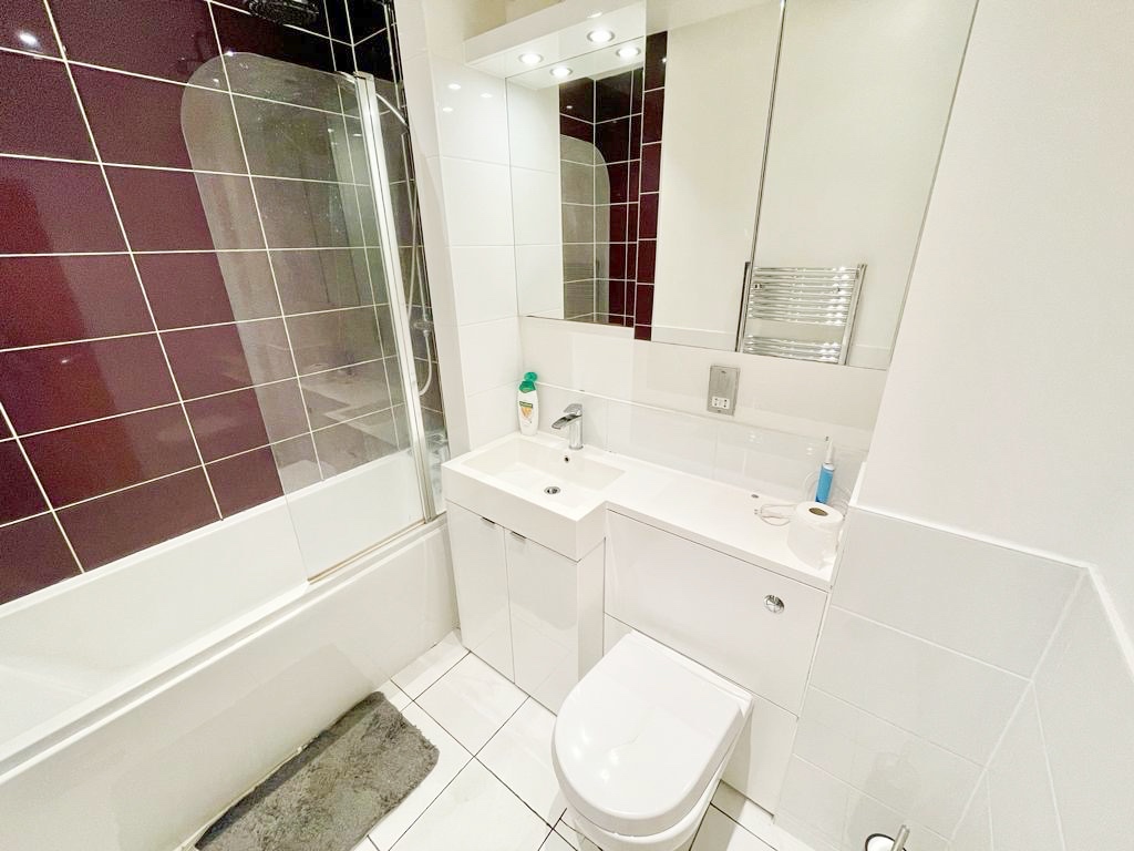 Double Room in Modern Flat Near Canary Wharf 