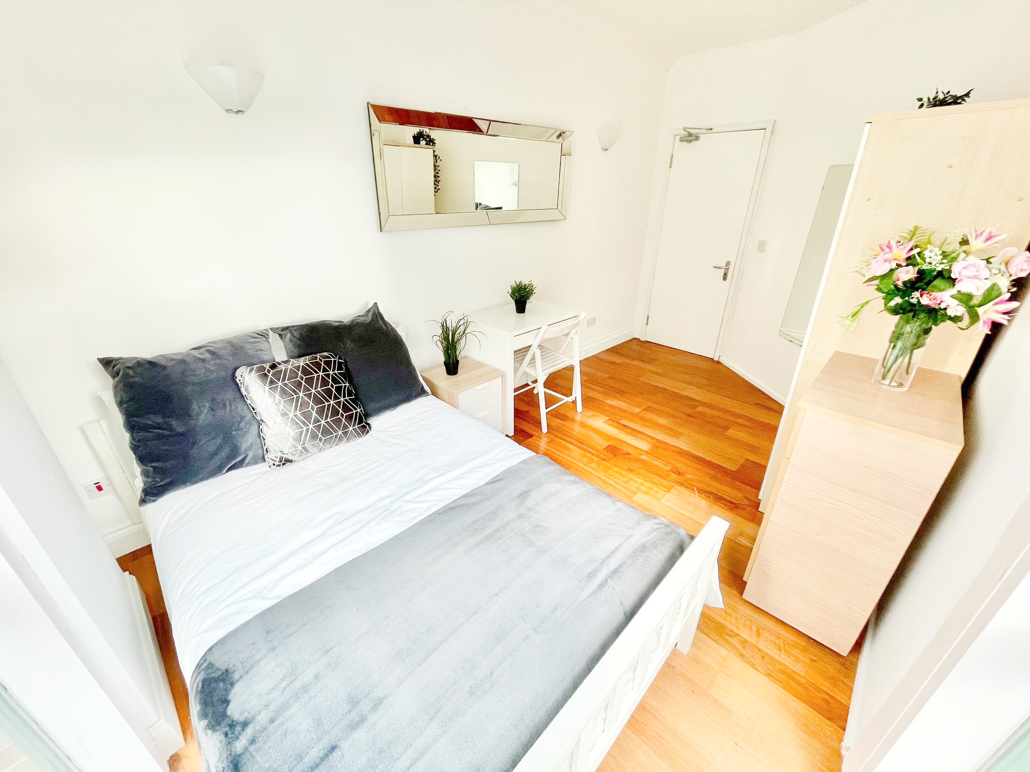 Double Room in Modern Flat Near Canary Wharf 