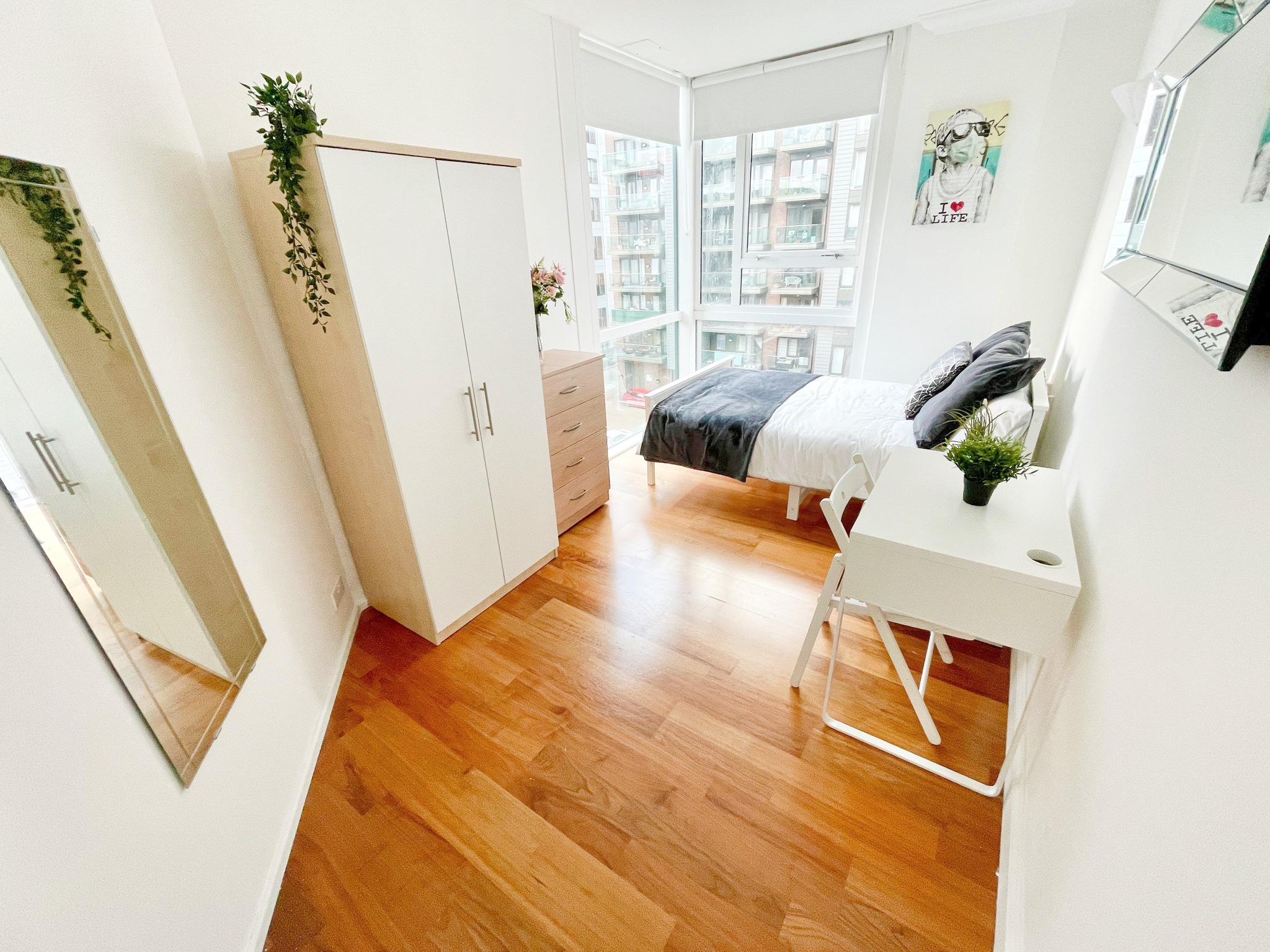 Double Room in Modern Flat Near Canary Wharf 