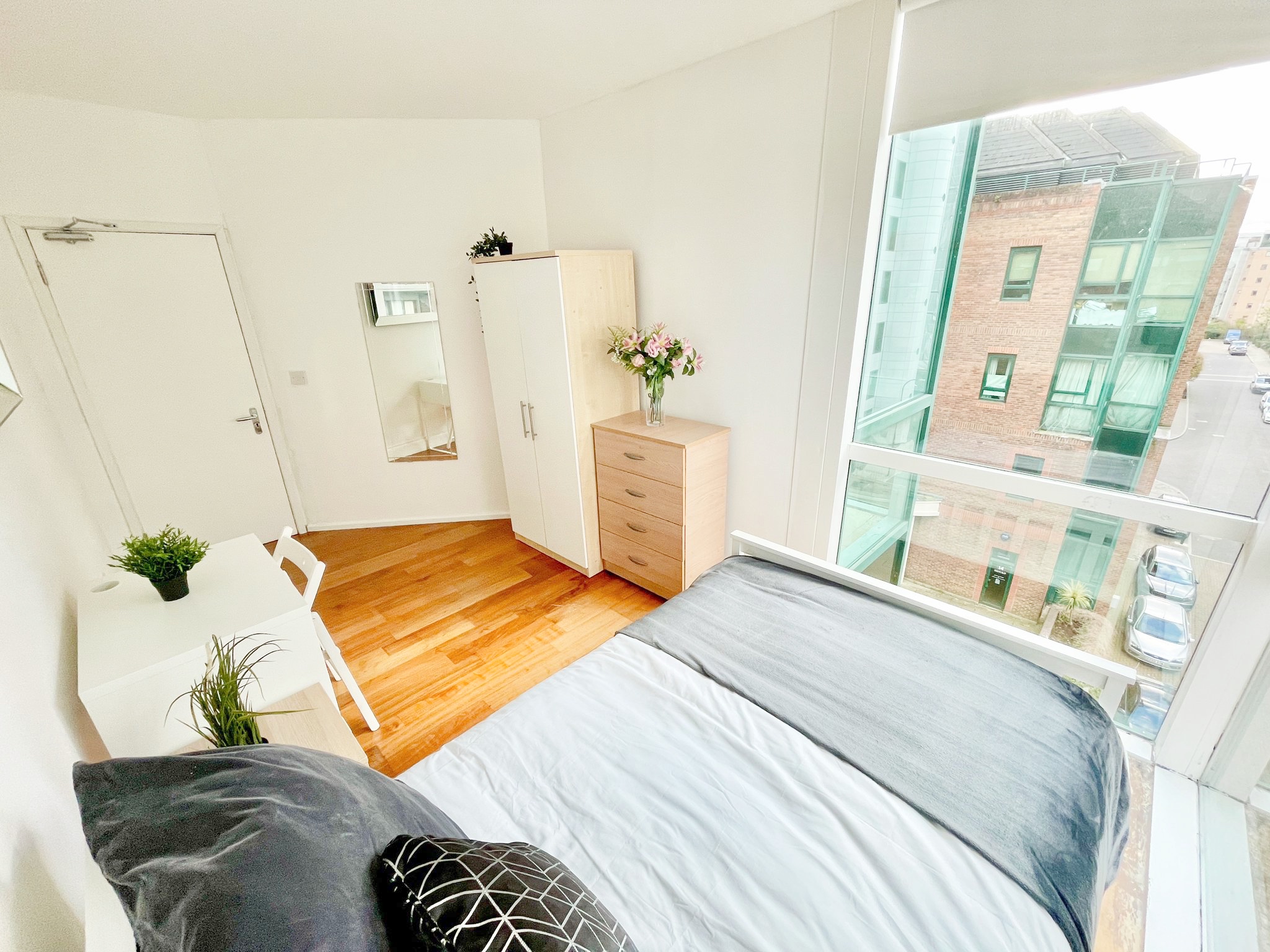 Double Room in Modern Flat Near Canary Wharf 