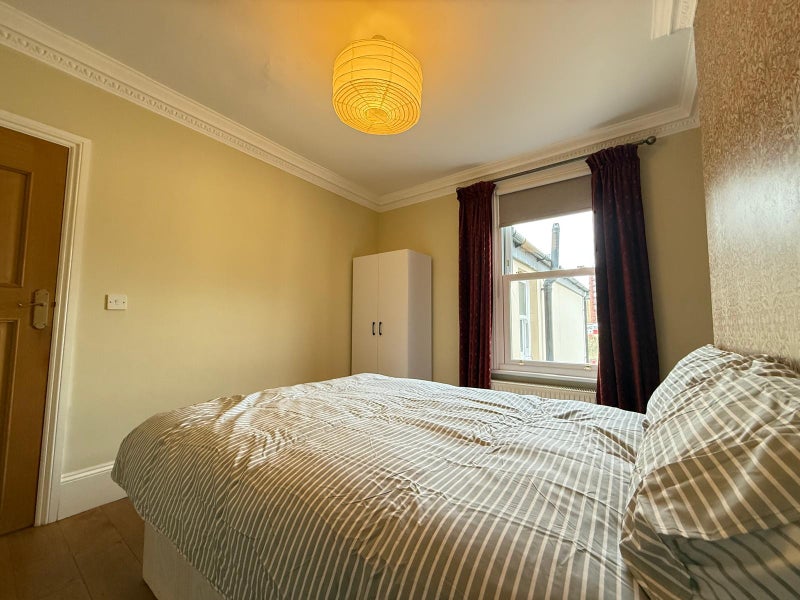 Spacious Double Bedroom Available In E14