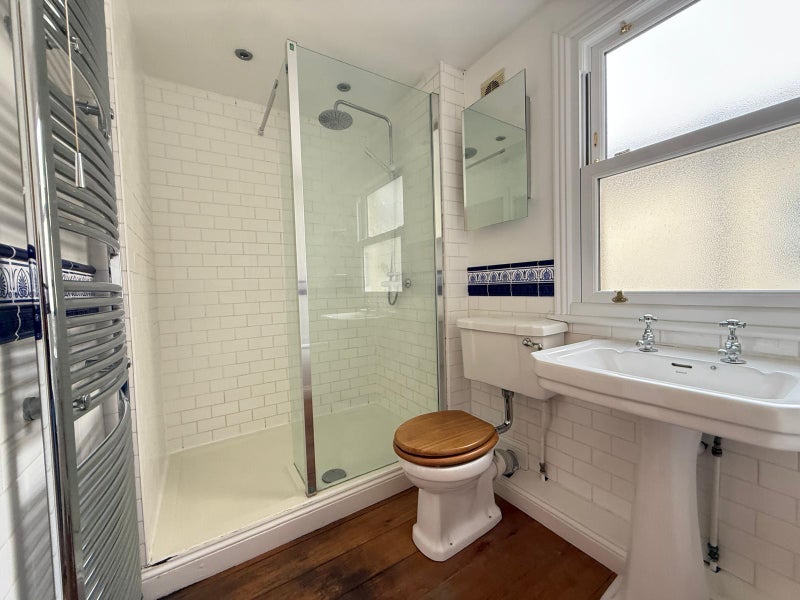 Spacious Double Bedroom Available In E14