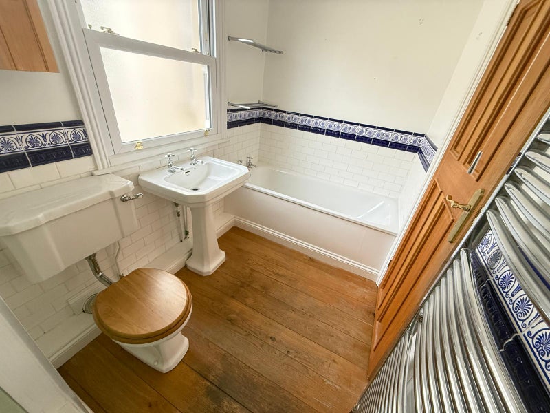 Spacious Double Bedroom Available In E14