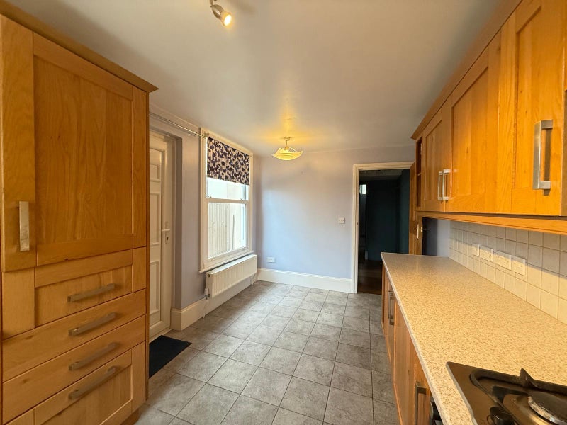 Spacious Double Bedroom Available In E14