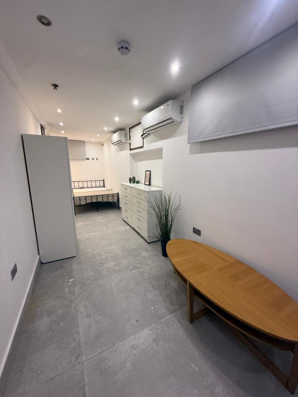 Studio flat close to Gladstone Park