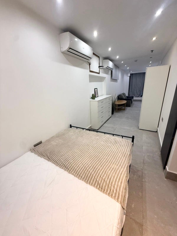 Studio flat close to Gladstone Park