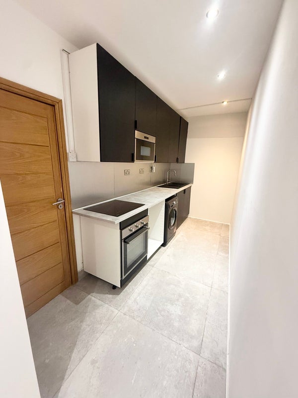 Studio flat close to Gladstone Park