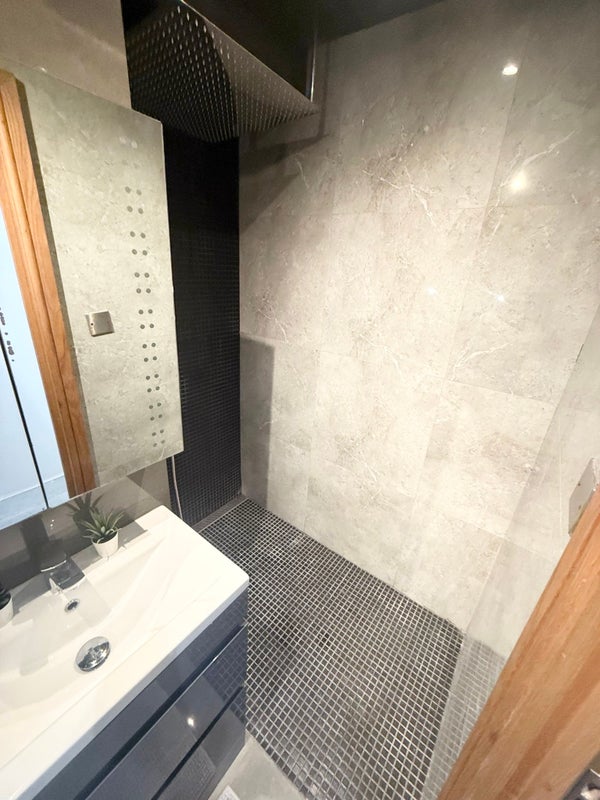 Studio flat close to Gladstone Park