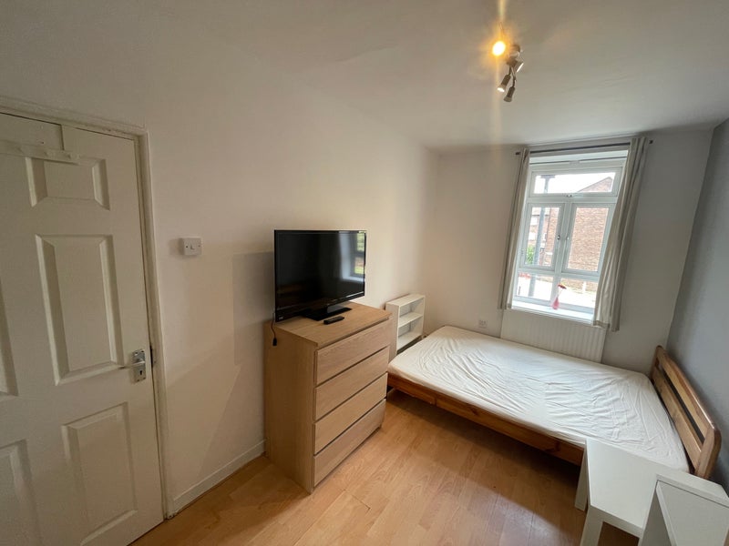 Nice Room Next The River!