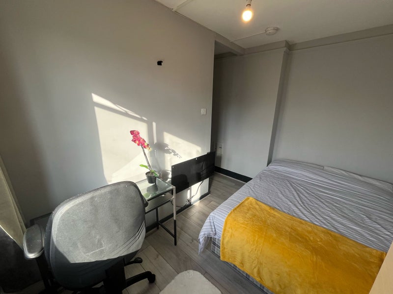 ☘️ Double Room in Commercial Road