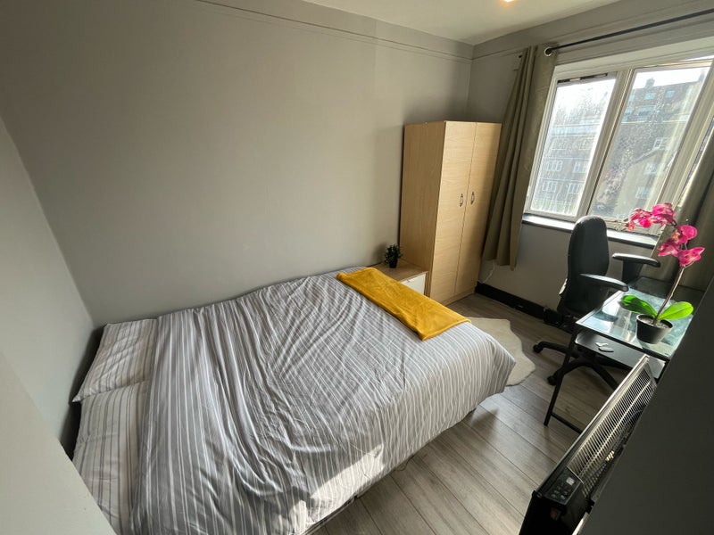 ☘️ Double Room in Commercial Road