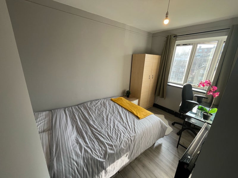 ☘️ Double Room in Commercial Road