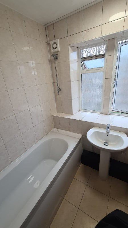 ☘️ Double Room in Commercial Road