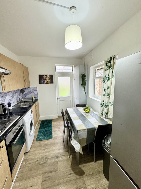 Lovely Single Room In Edmonton!