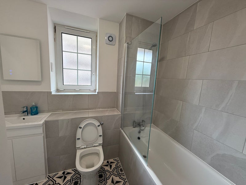 Lovely Double & Single Bedrooms Located in E3