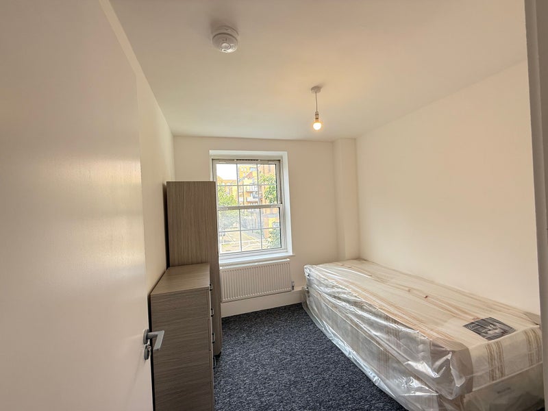 Lovely Double & Single Bedrooms Located in E3
