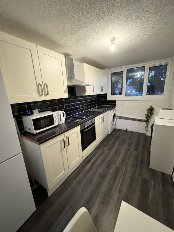 Lovely Room In Wood Green!