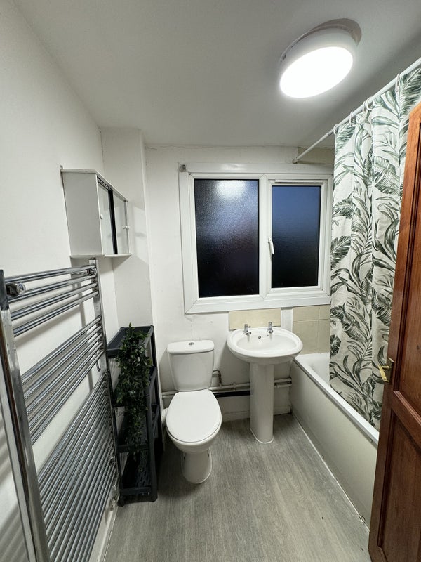 Lovely Room In Wood Green!