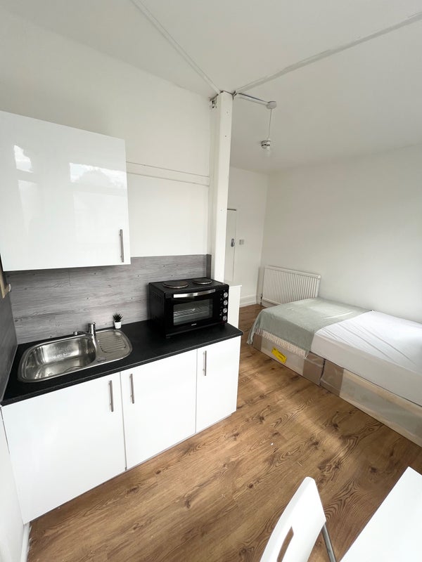 Studio Flat in Willesden