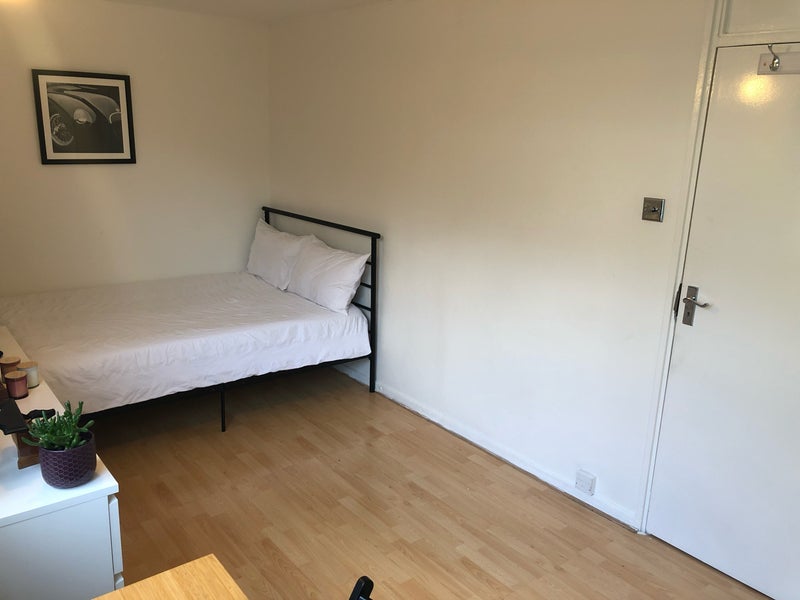 Nice Double Room Only 2 Mins Walk To Station!