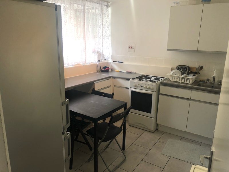 Nice Double Room Only 2 Mins Walk To Station!